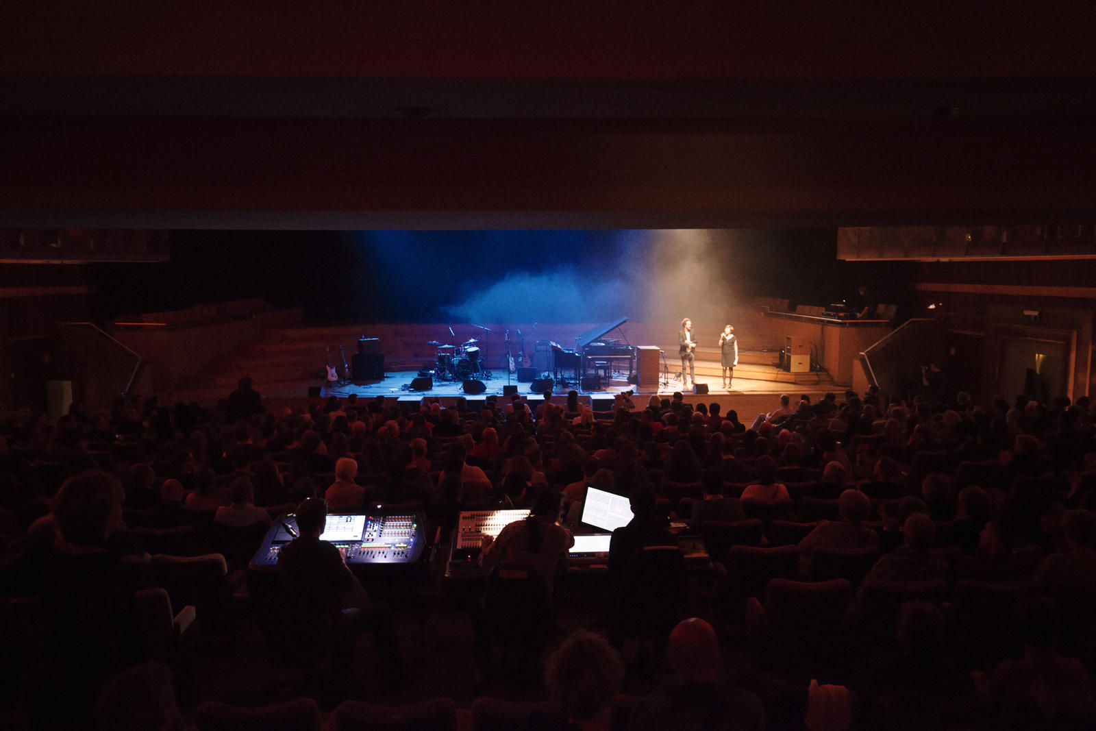 Salle comble à Flagey pour Lizz Wright. Crédit photo : Julien Hayard.